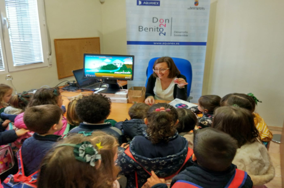 Ir a la noticia Alumnos del Colegio Claret visitan las oficinas de Aquanex en Don Benito